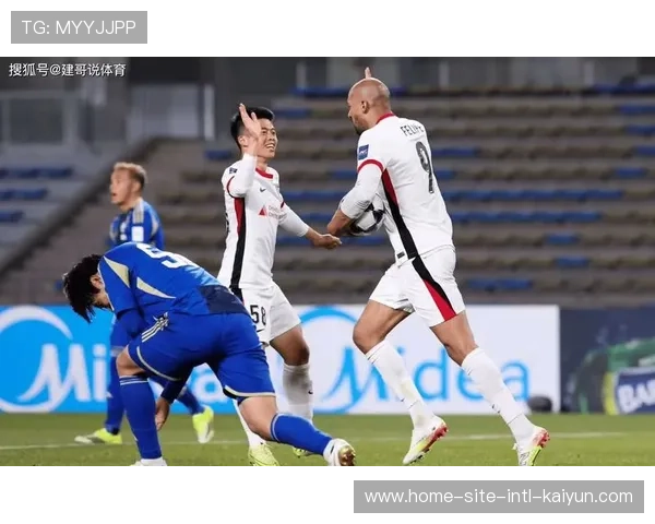 费利佩一传一射显全能 蓉城高中锋战术支点不可或缺